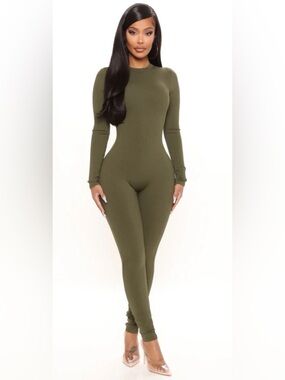 Fashion Nova ~
Olive Green Ribbed Long Sleeve Jumpsuit
Size XS
New